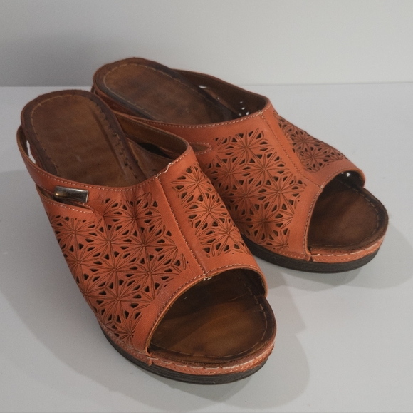 Vintage Clog Sandals - Picture 3 of 10
